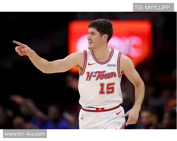 火箭训练营第4日精彩瞬间KD与谢泼德击掌卡佩拉与亚当斯温馨相拥